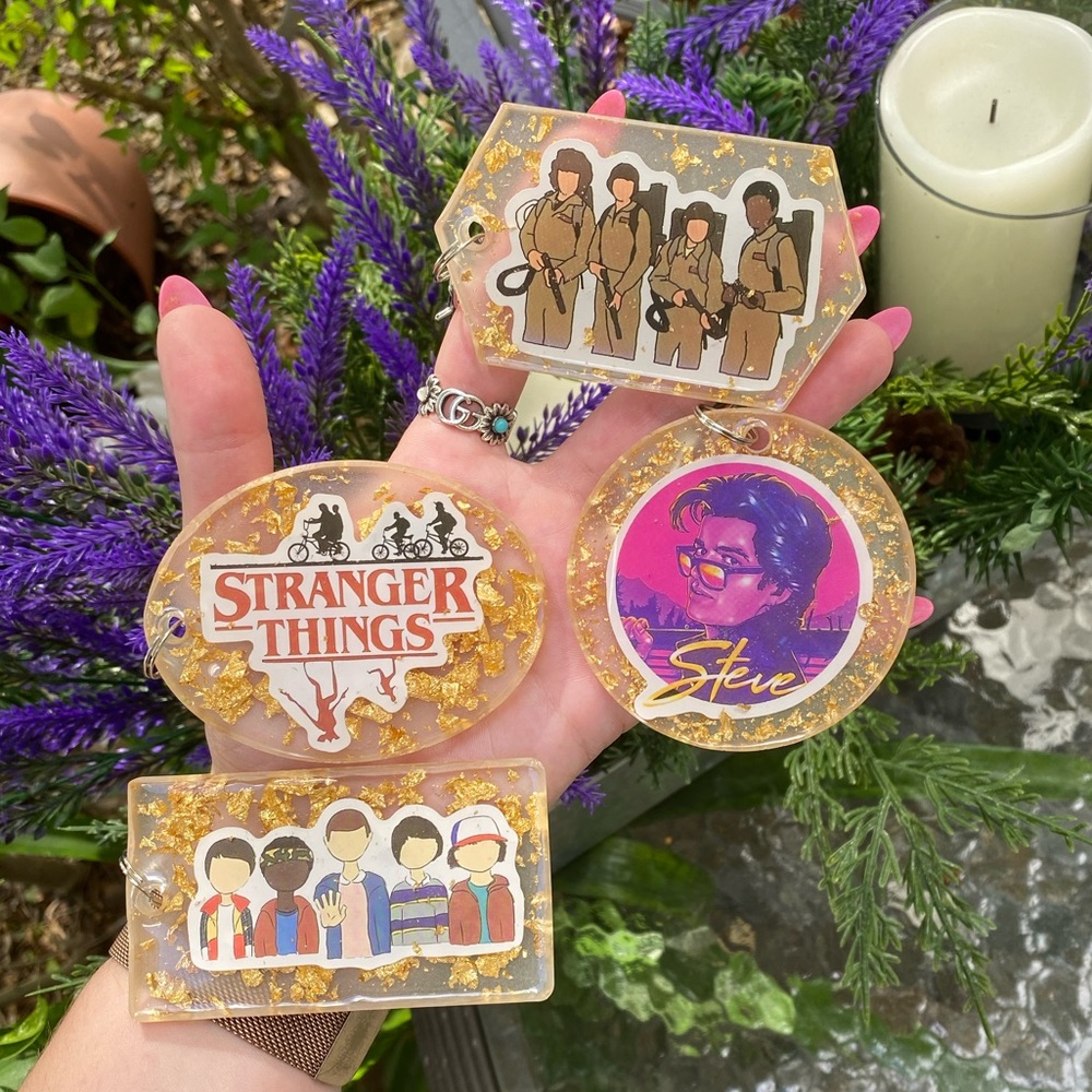 3 PACK Stranger Things Sticker & Gold Flakes Resin Keychains MYSTERY BUNDLE - Picture 10 of 16